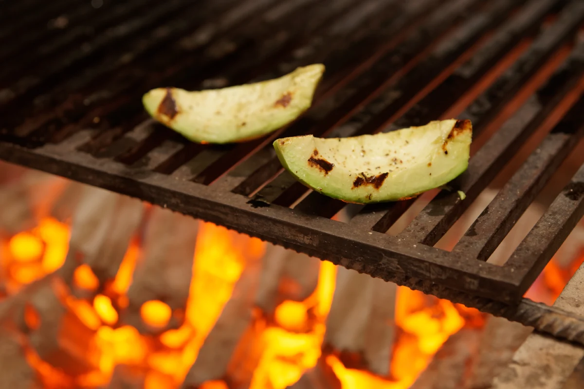 Rebanada de aguacate sobre un grill