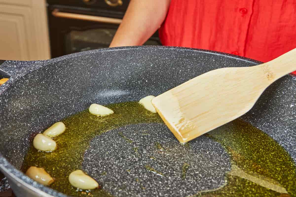 Freír ajos en aceite para darle mayor sabor.