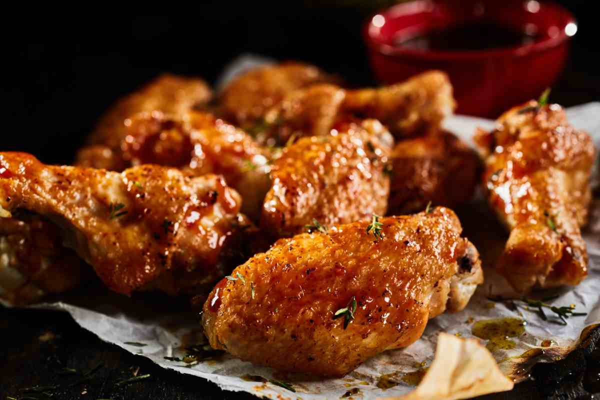 Alitas caseras en salsa buffalo.