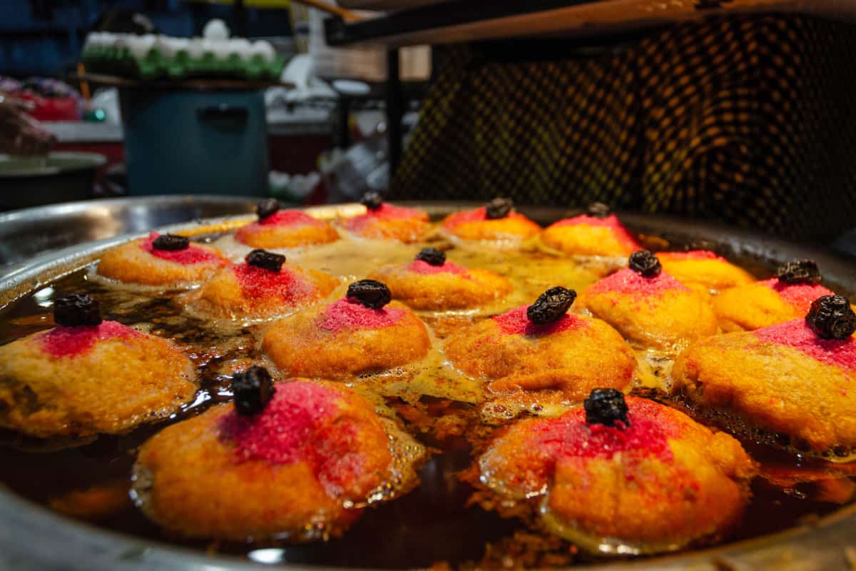 Molletes con almíbar en puesto de Guatemala.