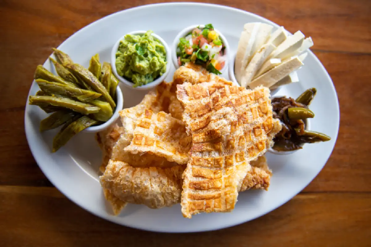 plato con chicharrón, nopales y guacamole