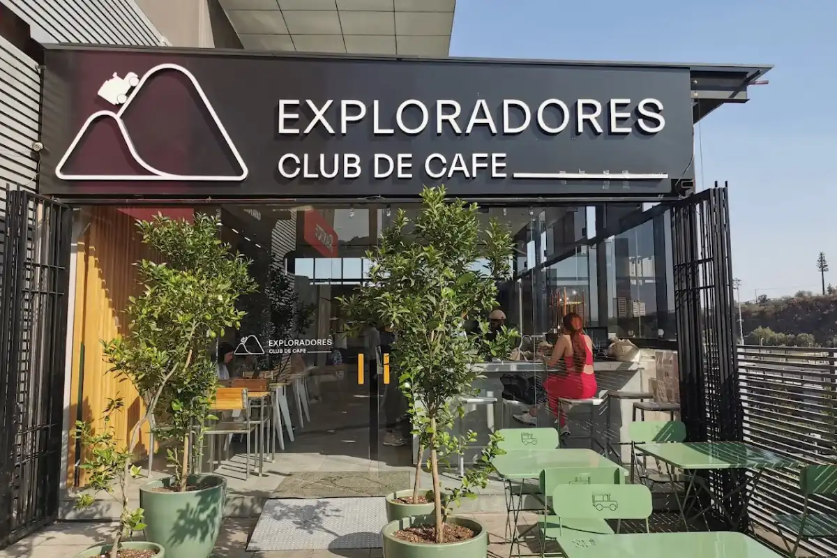 Fachada de la cafetería Exploradores de Café una de las 100 mejores del mundo.