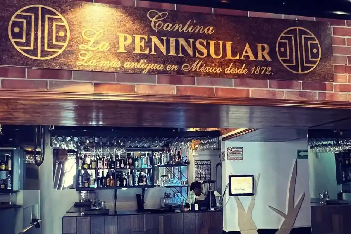 fachada de cantina La Peninsular