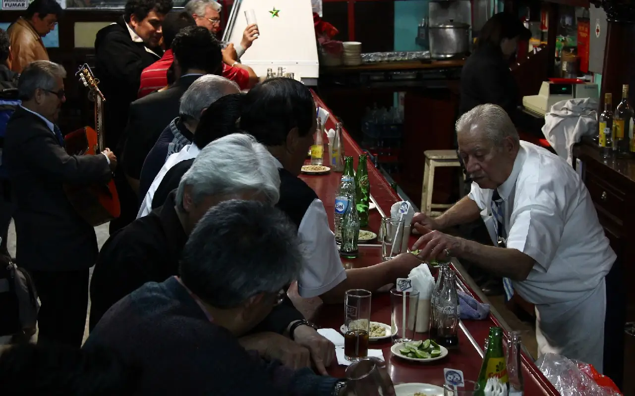 bartender de la cantina Tío Pepe