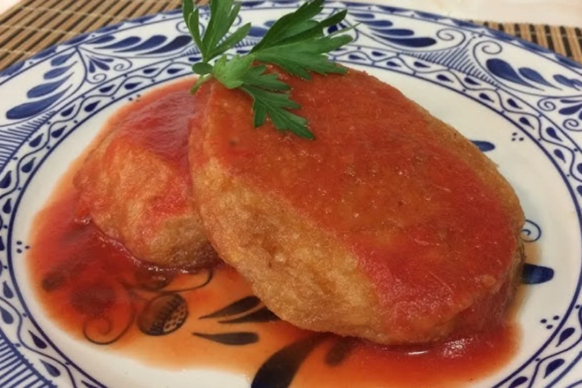 En un plato de cantera están servidos chinchayotes rellenos de queso y capeados