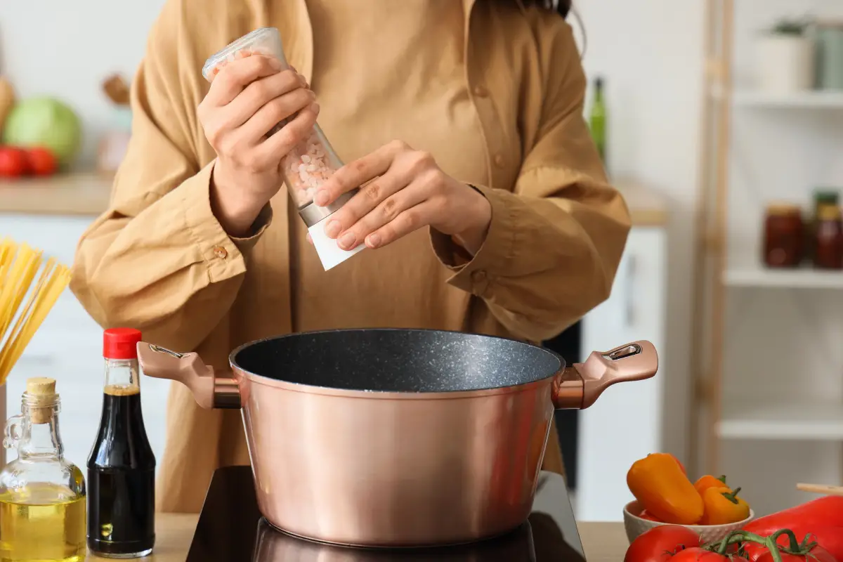 mujer cocinando 