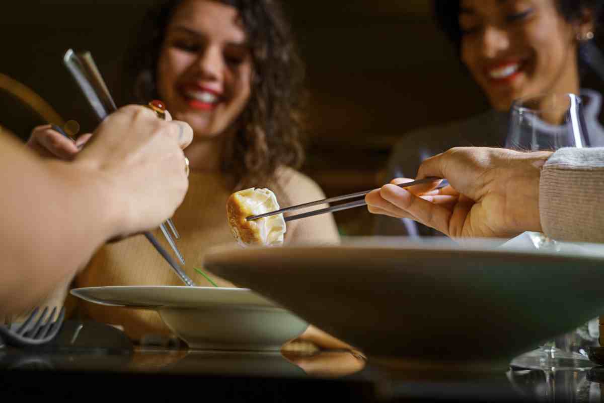 Personas reunidas compartiendo sus platillos.