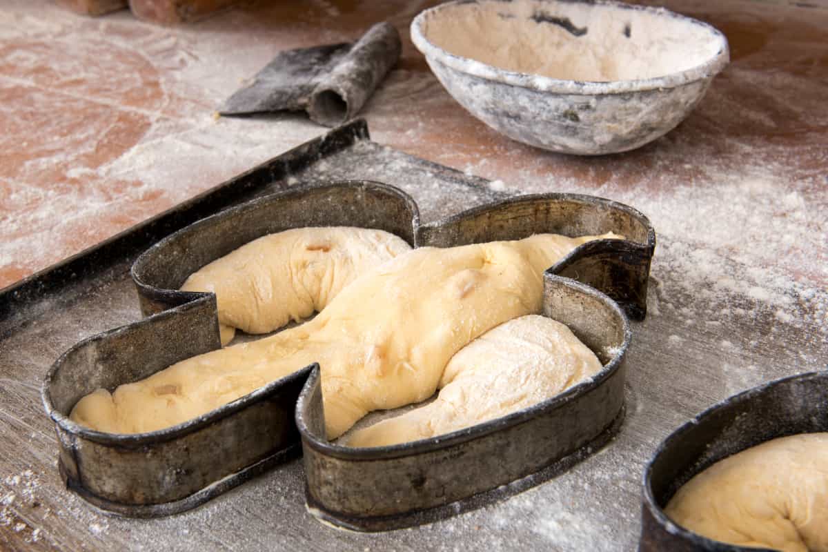 Elaboración de la masa para el pan Colomba Pasquale, Italiano.