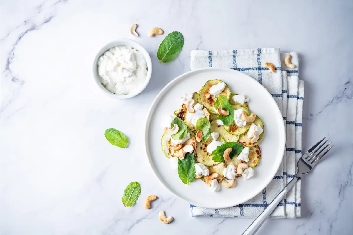 plato de ensalada de calabaza zucchini