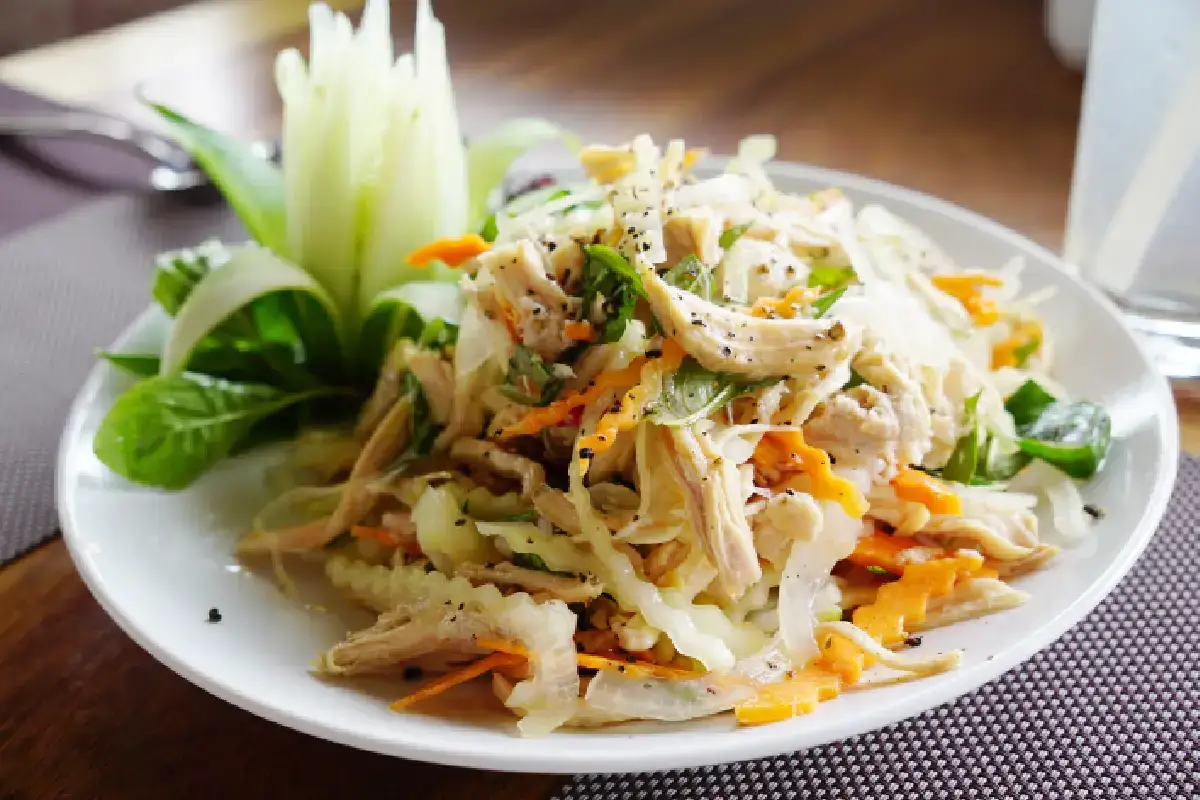 plato de ensalada de pollo oriental para cuaresma