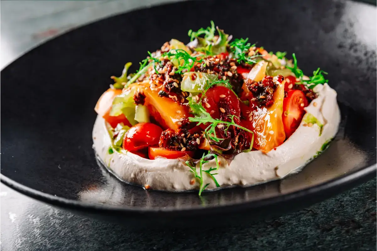 Ensalada nutritiva de hummus y tomates