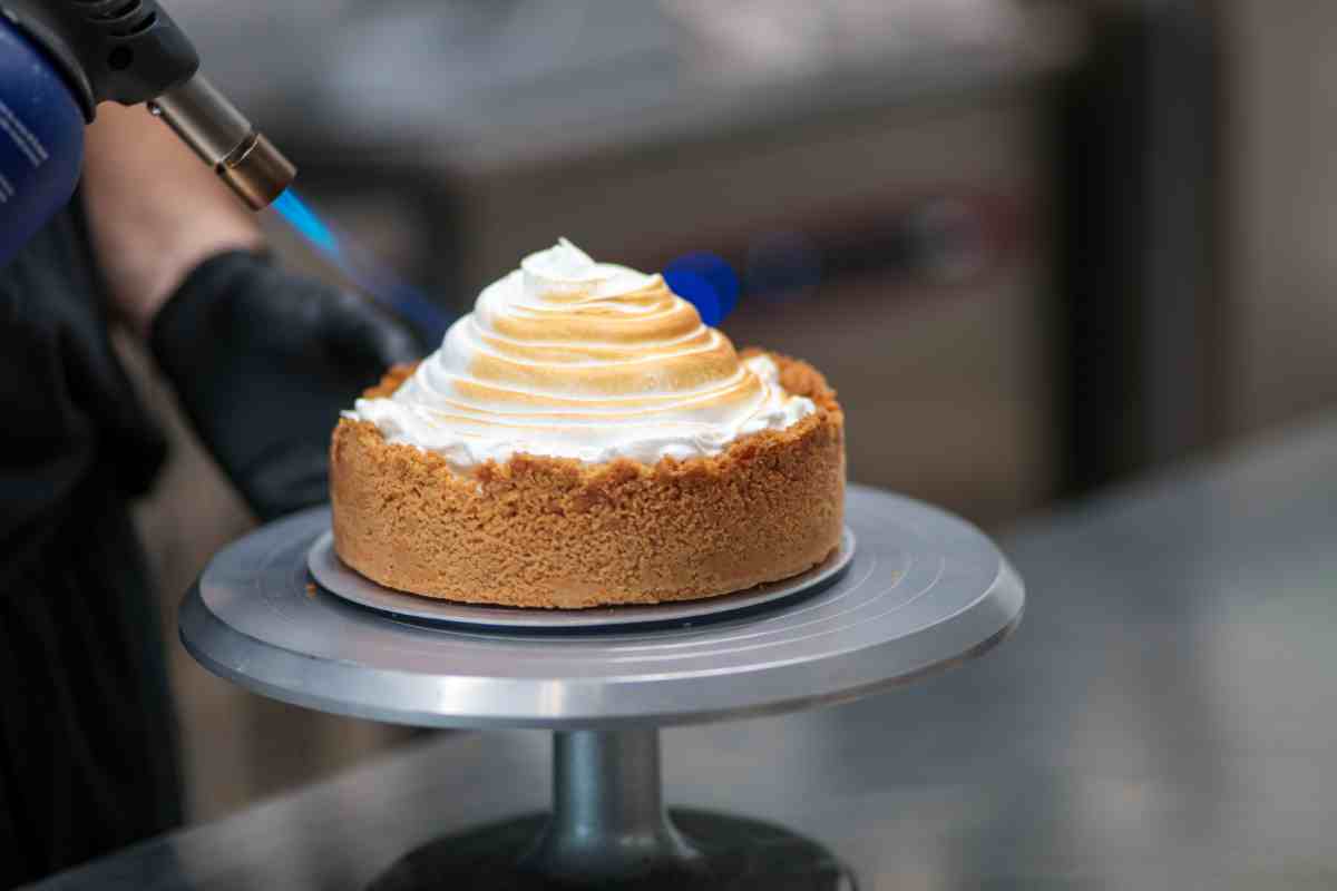 Flameado del merengue sobre bizcocho.