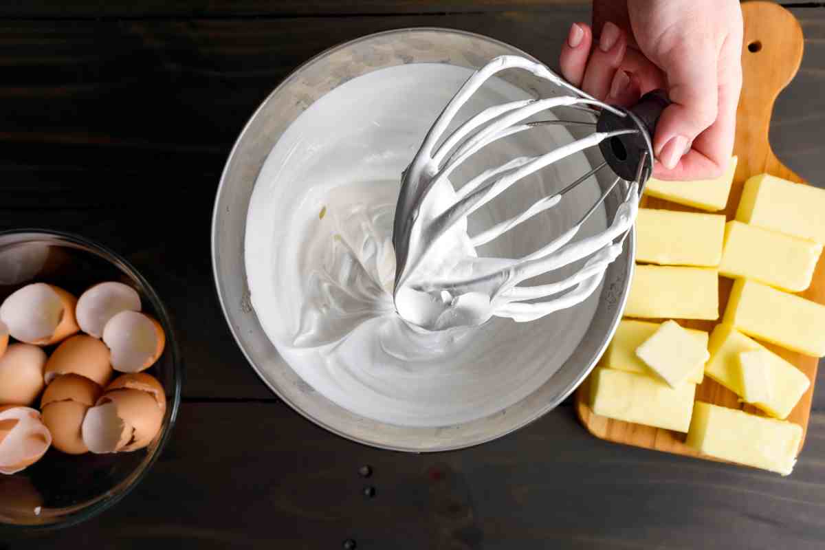 Ingredientes para preparación de merengue casero.