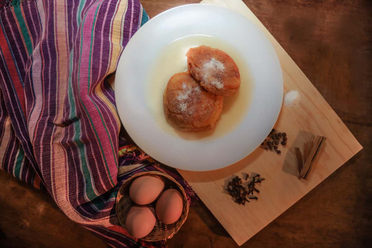 Mesa con ingredientes para la elaboración de Molletes Dulces.