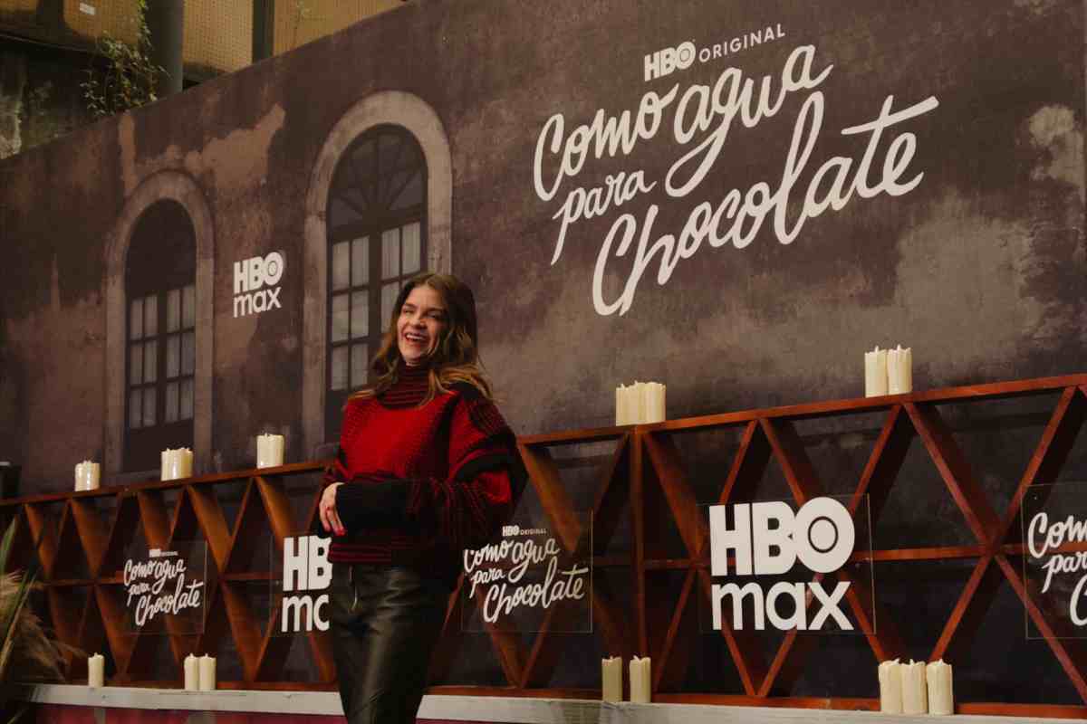 Irene Azuela posando en rueda de prensa de Como agua para chocolate. / Foto: Angeles Cataño/ Animal Gourmet.