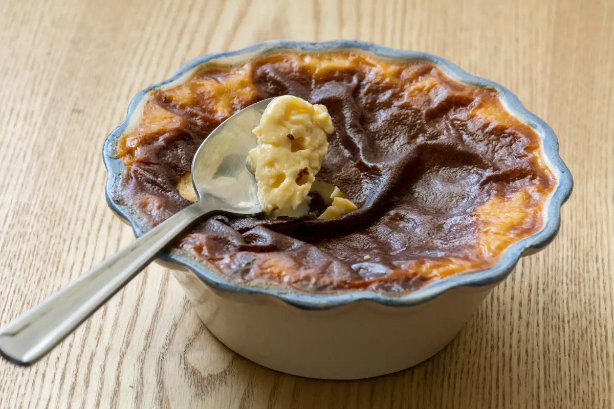 Una cuchara contiene una pequeña porción de jericalla, un postre tradicional de Guadalajara México similar al flan.