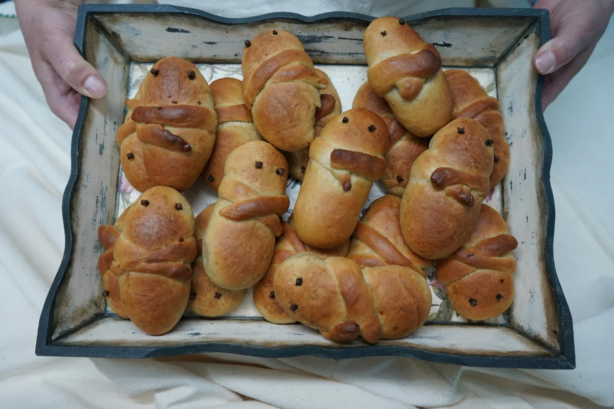 En una bandeja están servidos lazarakia, un pan en forma de persona popular en Grecia. 