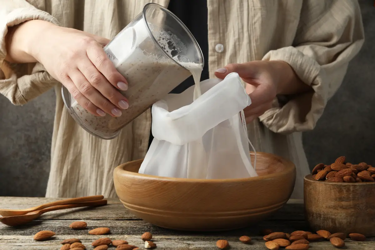 mujer preparando leche de almendras casera