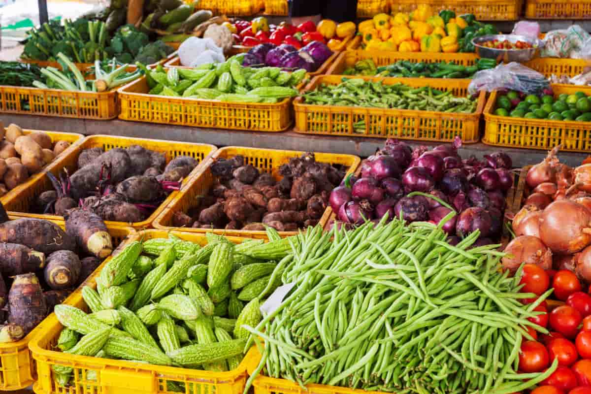 Variedad de verduras en mercado rodante.