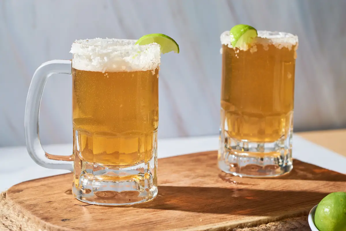 tarros de cerveza con limón