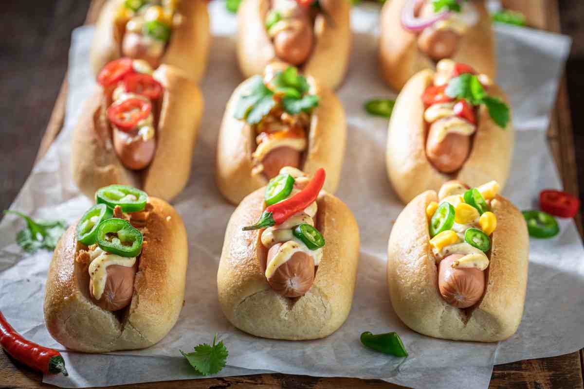 Mini hot dogs snacks acompañados de tocino y chiles jalapeños.