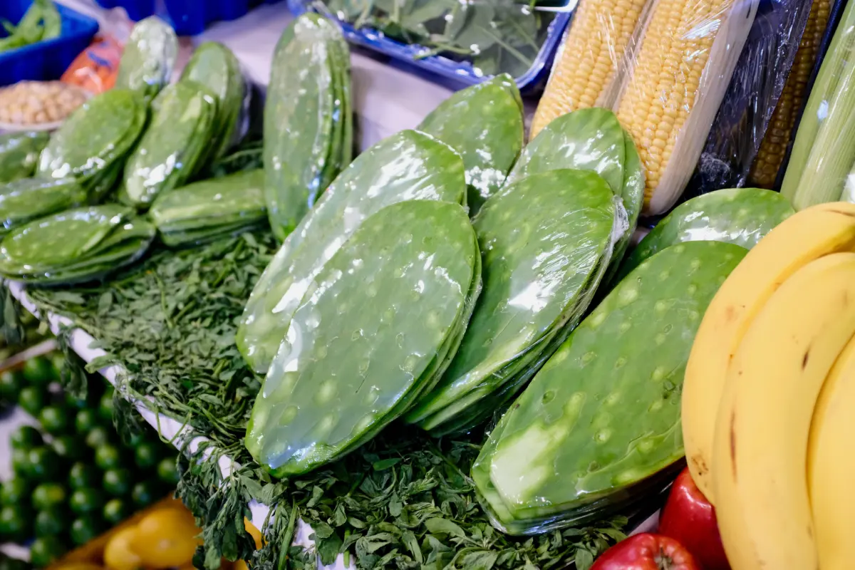 Nopales exhibidos en un puesto del mercado en Ciudad de México