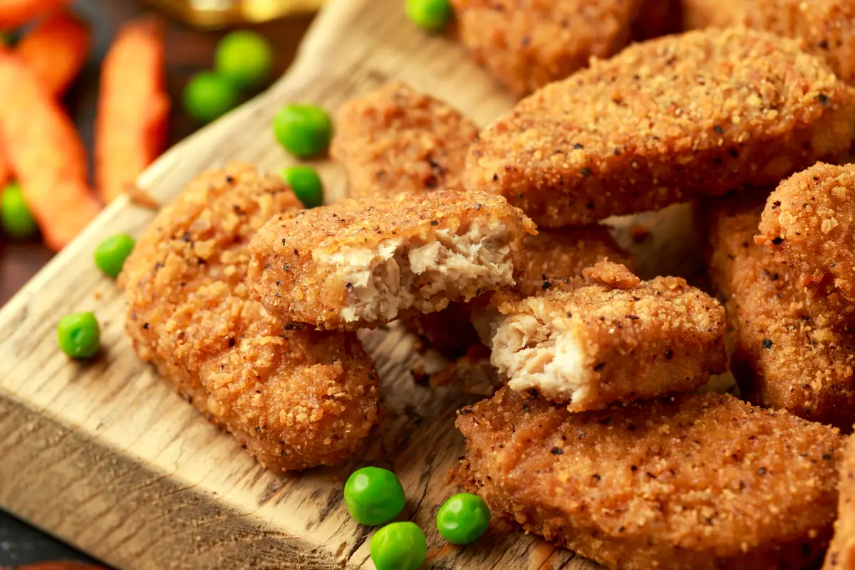 Tabla con un acercamiento de nuggets veganos