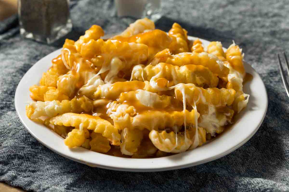 Papas a la francesa con queso cheddar.