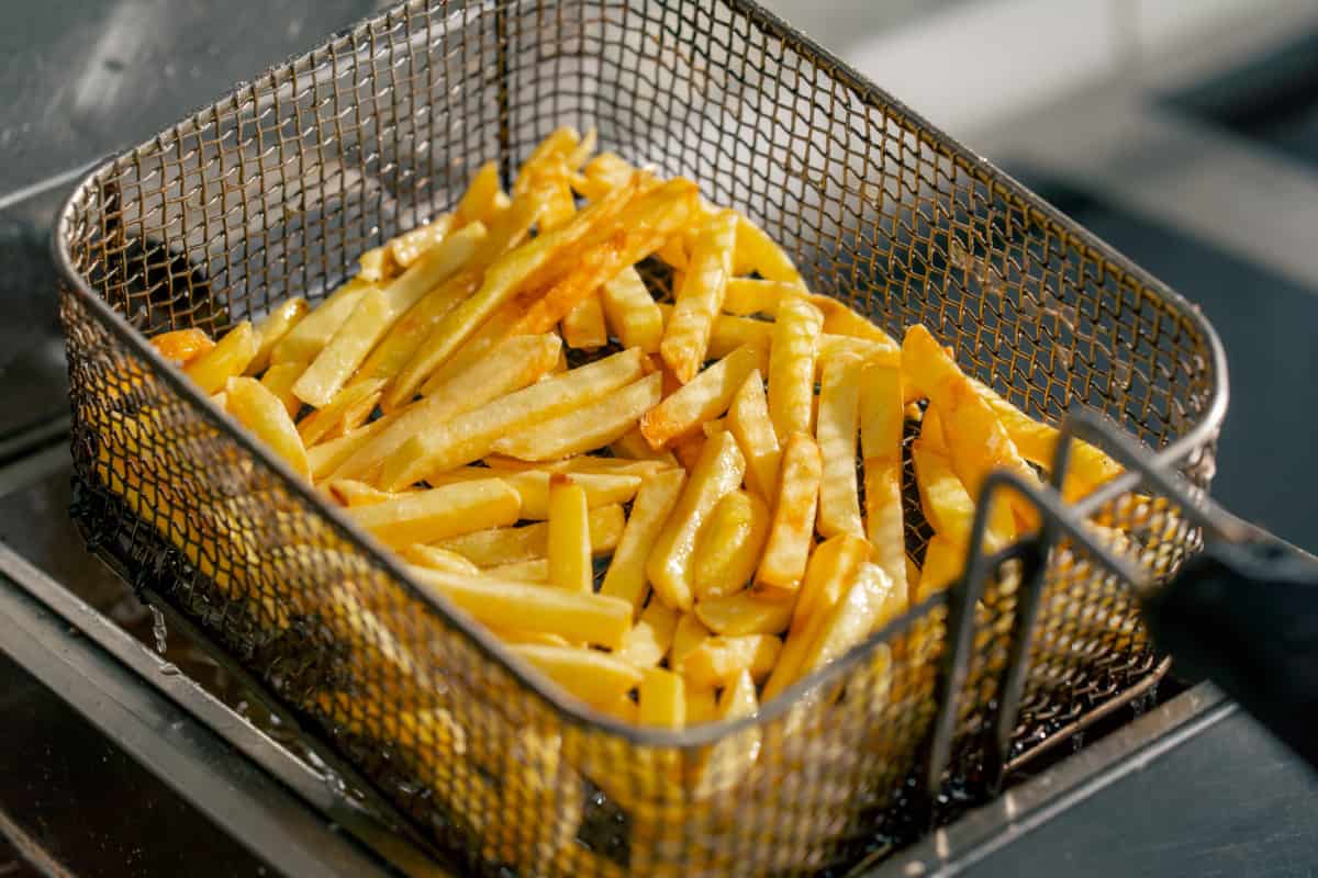 Papa en freidora de aceite recién terminadas.