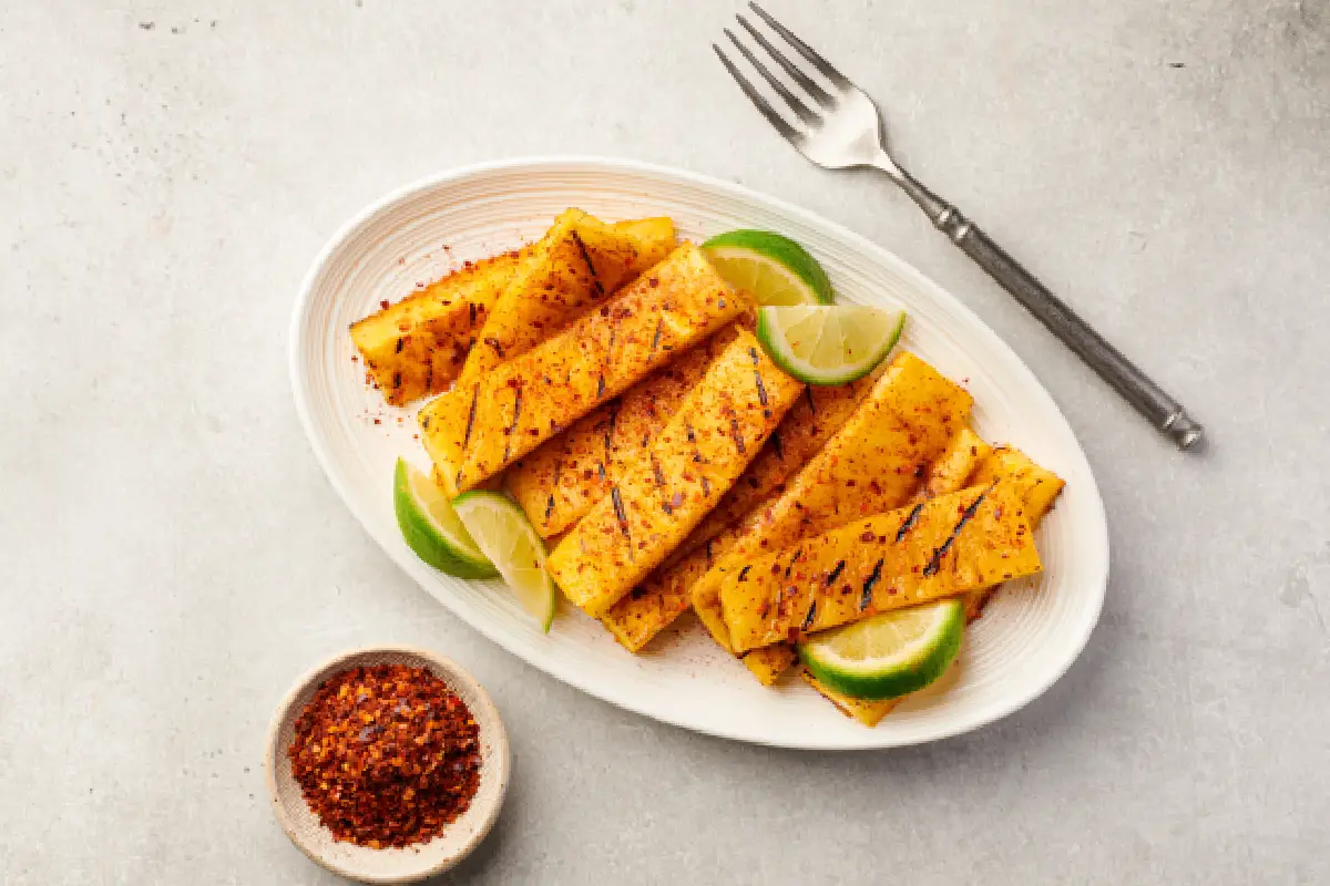 plato de piña con chile y limón