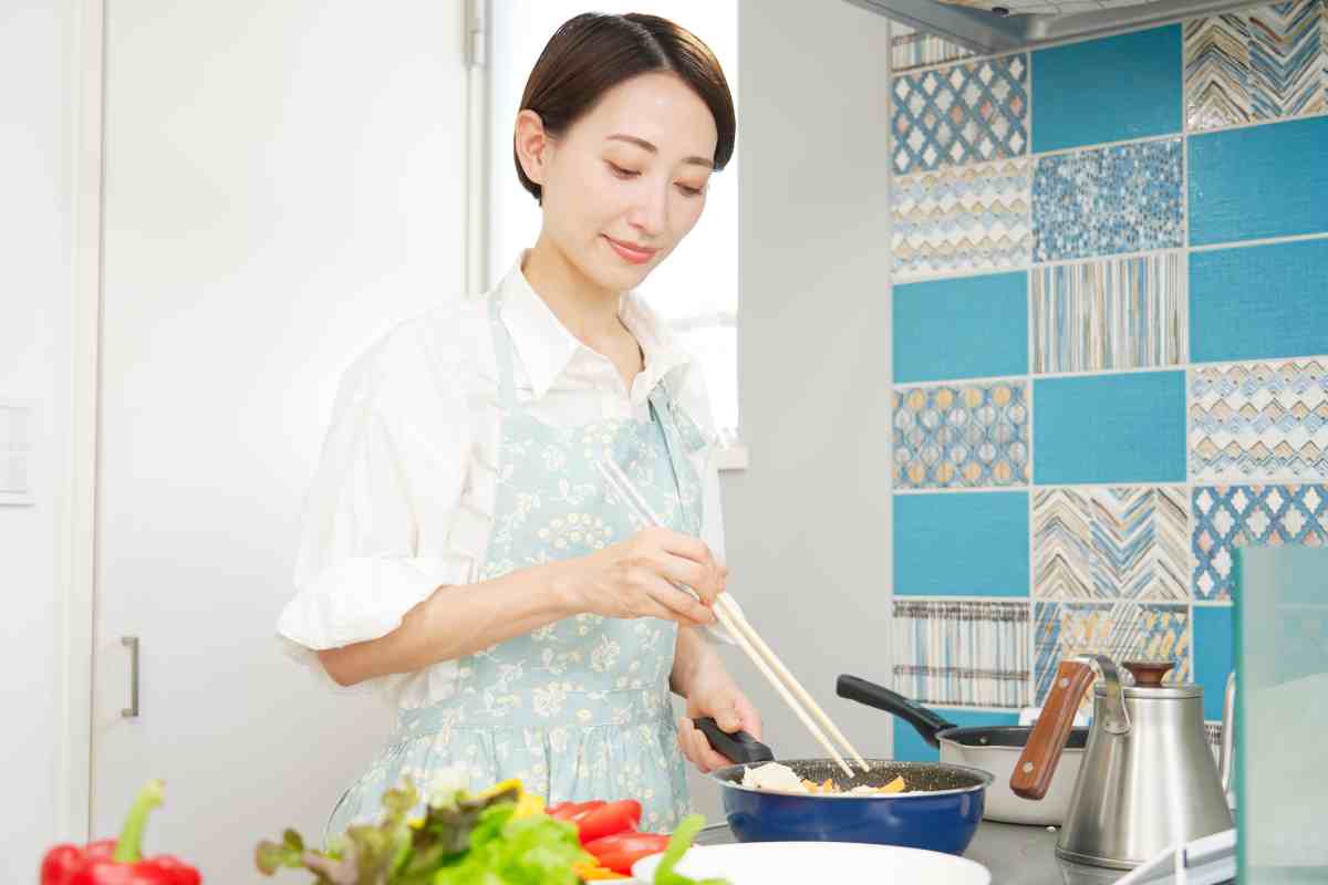 Preparación de alimentos con palillos como utensilio de cocina.