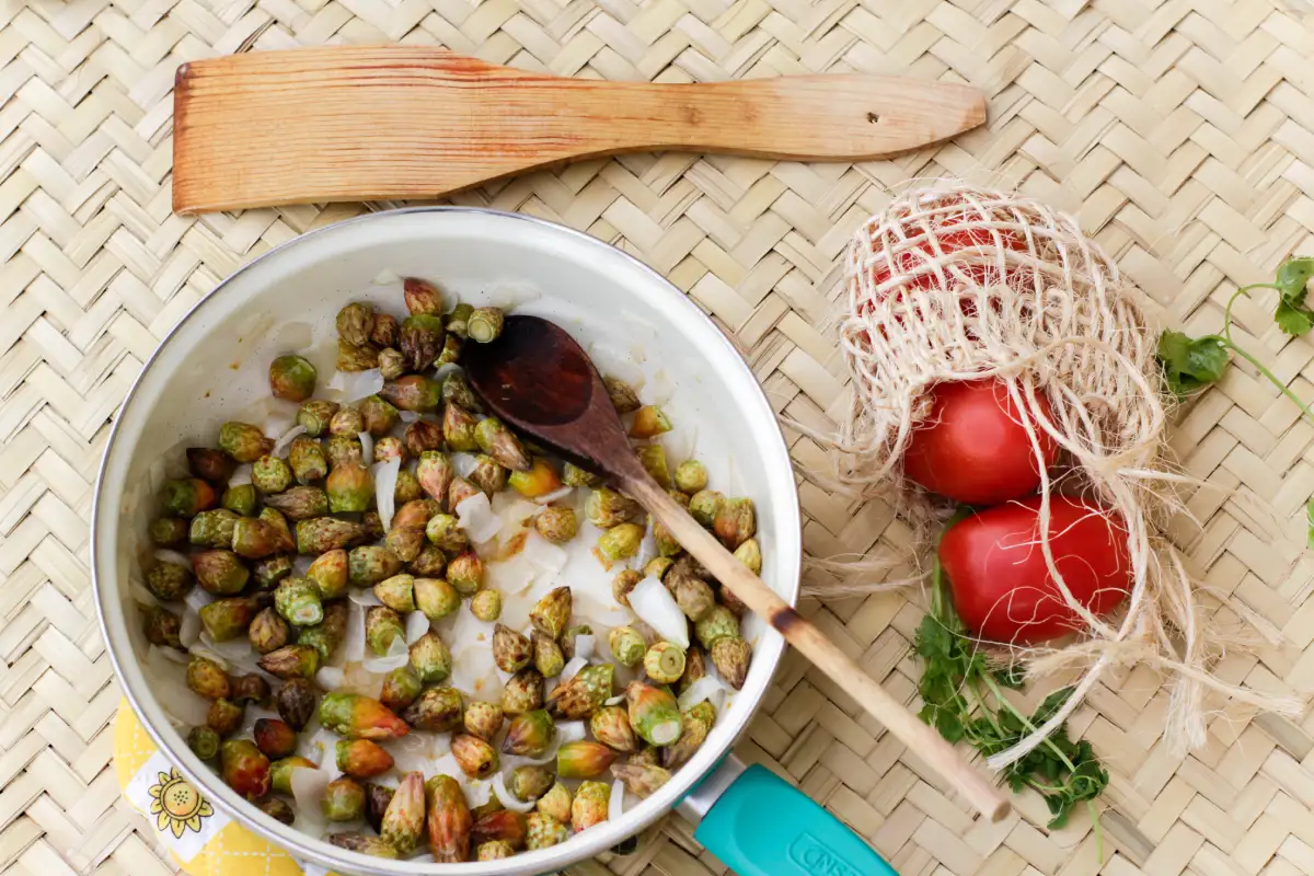 Una mesa con los ingredientes para preparar cabuches a la mexicana