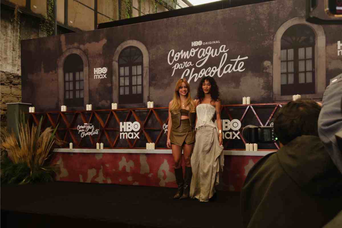 Azul Guaita junto con Andrea Chaparro en rueda de prensa de Como agua para chocolate.