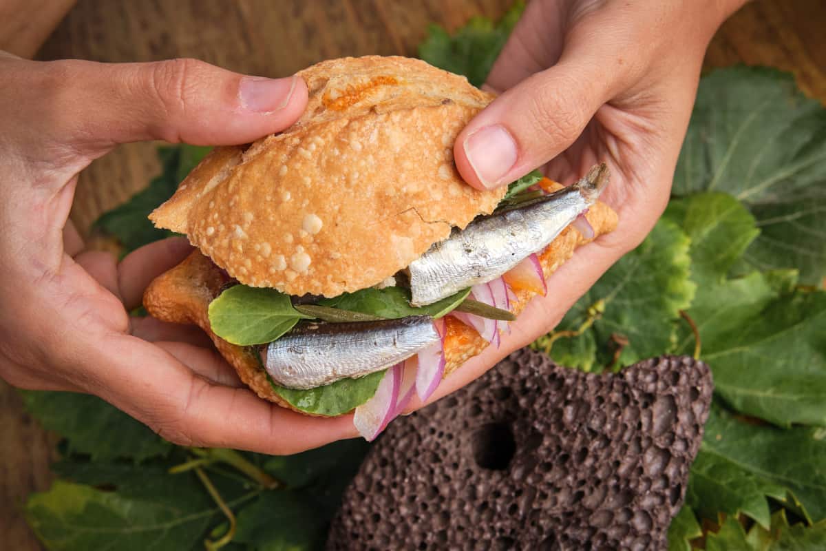 Torta de sardina estilo mexicano.