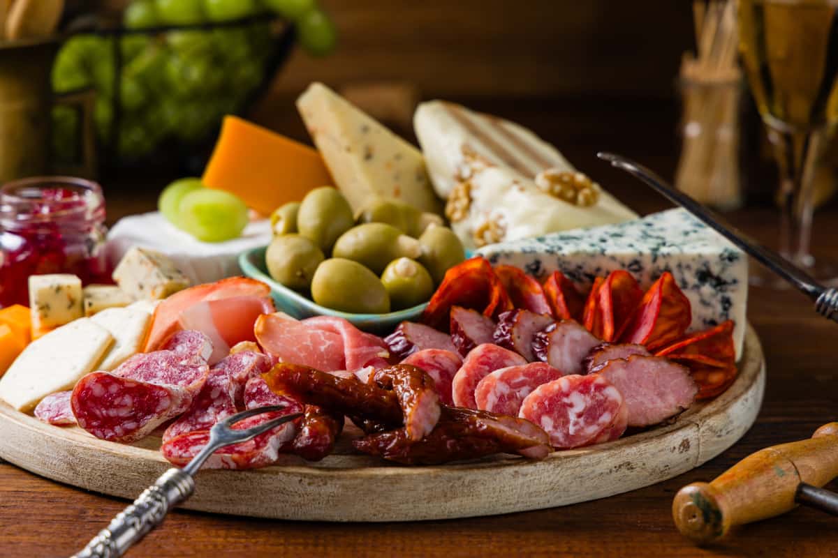 Tabla con variedad de charcutería.
