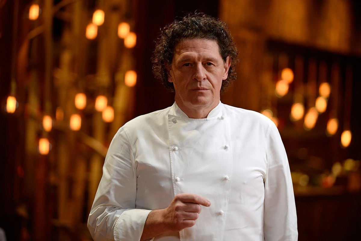 El chef Marco Pierre White posa con su filipina blanca