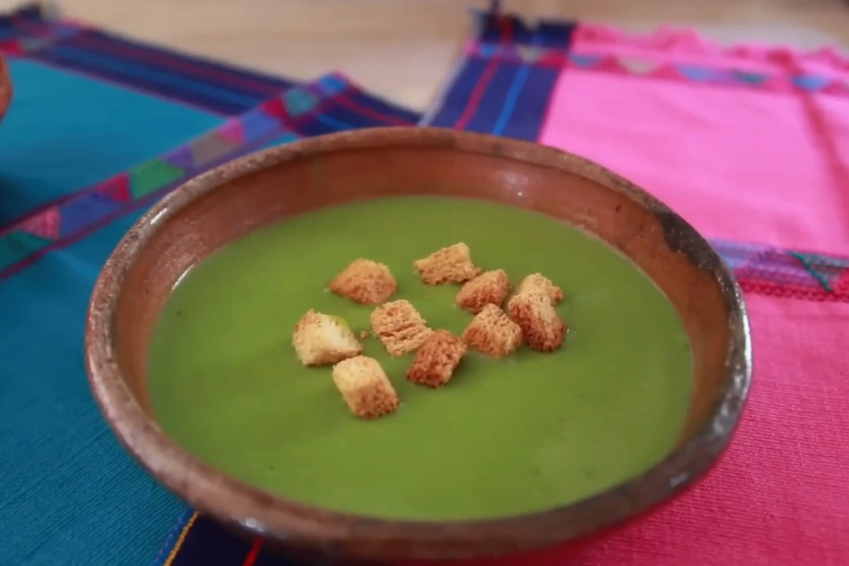En un plato de barro está servido una crema con quelites.