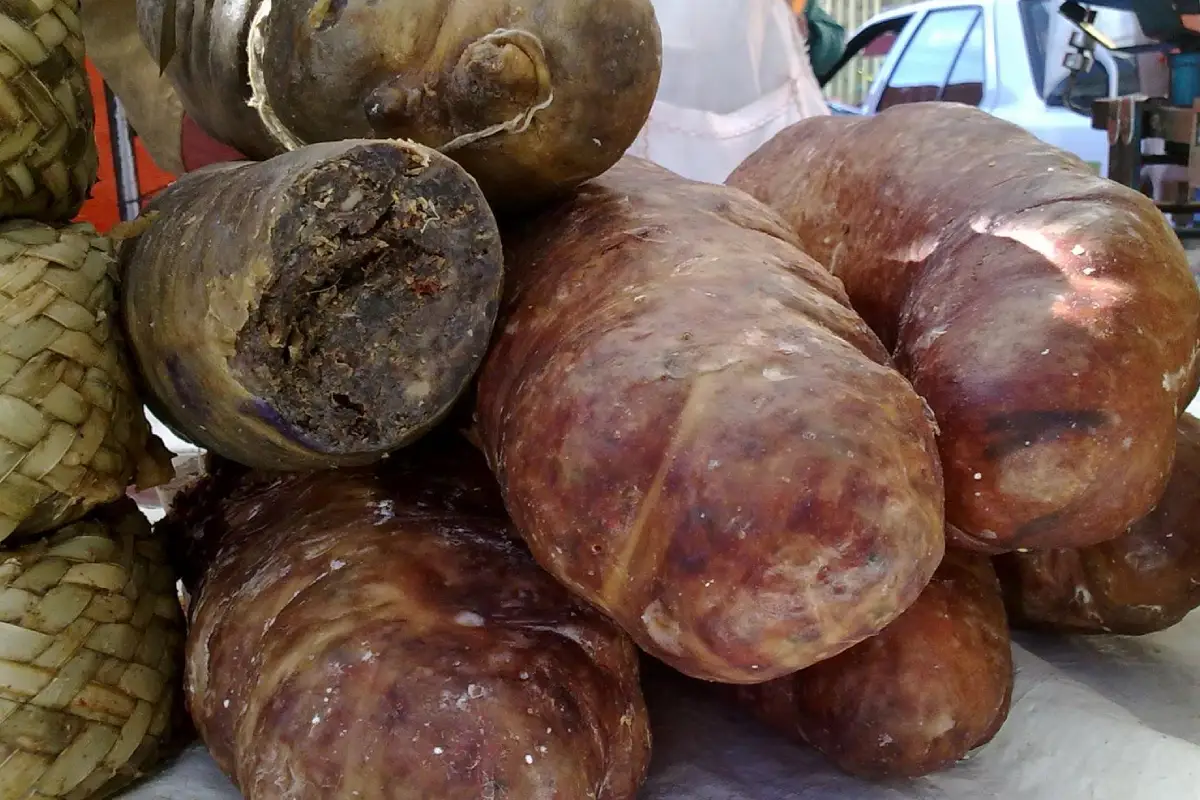 Se encuentran apilados tripas rellenas con obispo, un embutido tipico de Tenancingo