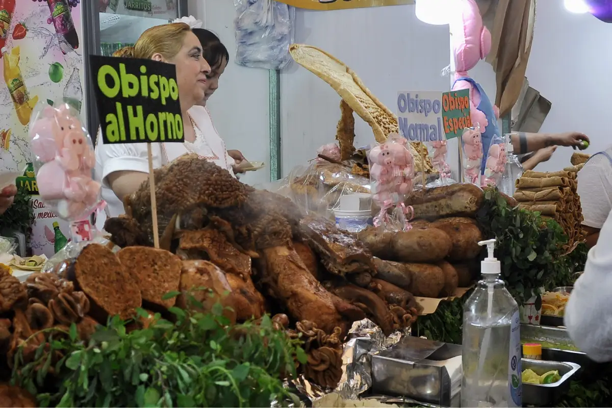 Un puesto ofrece diferentes tipos de obispo, un embutido de Tenancingo