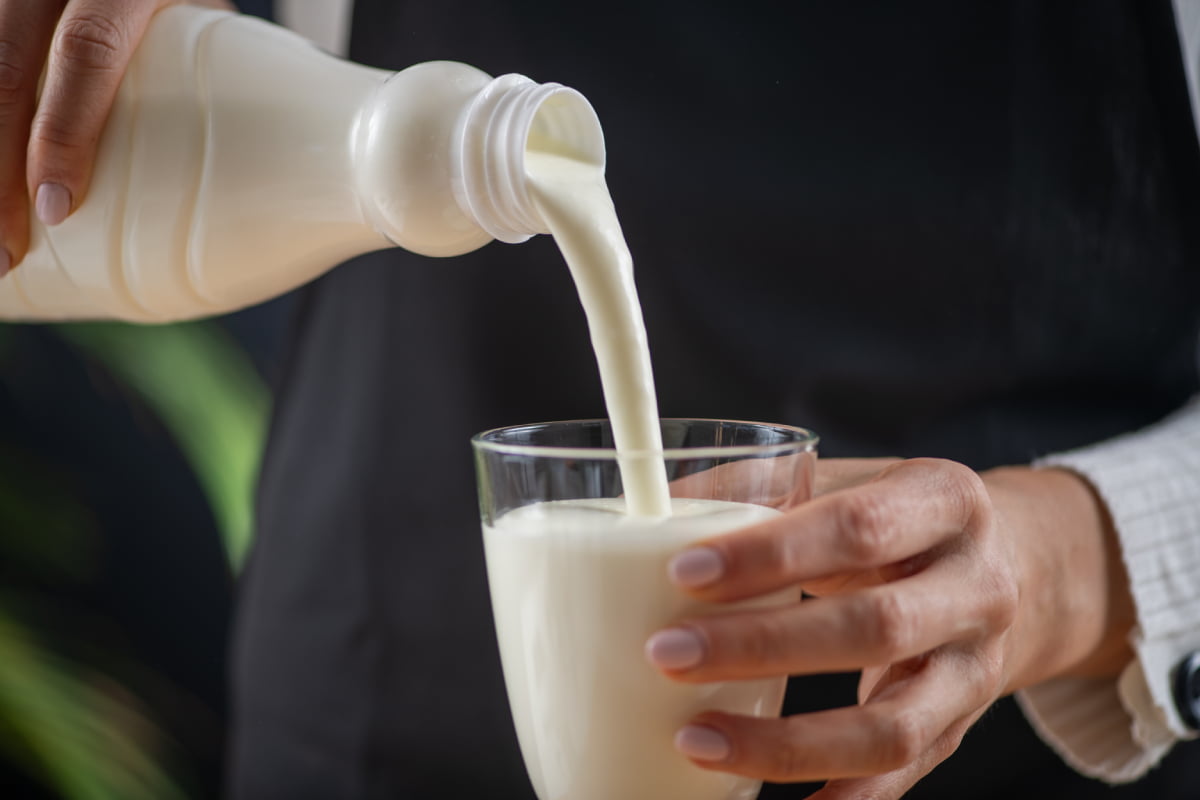 Remedio casero de beber leche para aliviar quemaduras.