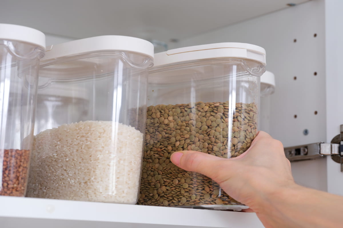 Recipientes de almacenamiento en alacena con legumbres.