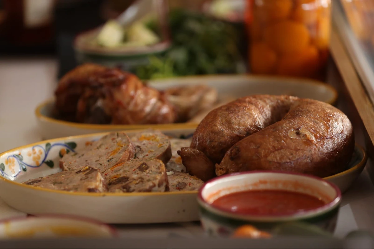 En un plato se encuentra servido un obispo, embutido relleno de carne de cerdo